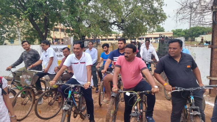 साइकिल से वार्ड भ्रमण पर निकले महापौर ने सुअर पालकों को दी चेतावनी