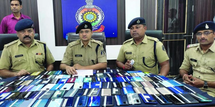 30 लाख रुपये का मोबाइल बरामद