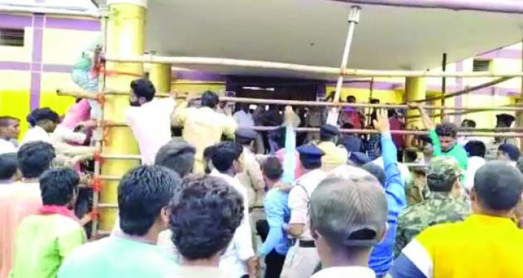 सरकारी आवास नहीं मिलने पर हितग्राहियों ने किया हंगामा