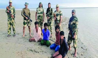 दस नौकाओं के साथ चार पाकिस्तानी गिरफ्तार