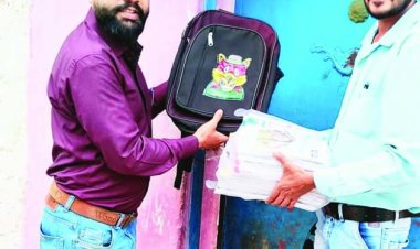 कॉपी-किताब पाकर बच्चों के चेहरे पर आई मुस्कान