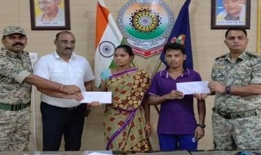 5 लाख इनामी नक्सली दंपति ने किया आत्मसमर्पण