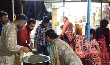 पार्षद अनूप दे ने गुरुजनों से लिया आशीर्वाद, बाटे खीर