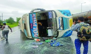 पुरी ओड़िशा से भिलाई के बीच चलने वाली यात्रियों से भरी बस पलटी