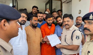 धार्मिक भावनाओं को ठेस पहुंचाने पर एसपी ऑफिस का घेराव