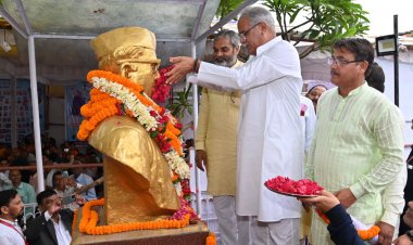 मुख्यमंत्री ने डॉ. खूबचंद बघेल की प्रतिमा पर माल्यार्पण कर उन्हें श्रद्धांजलि अर्पित की