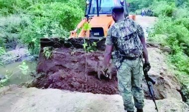 नक्सलियों ने काटी सड़क, अग्निपथ योजना के विरोध में चस्पाया बैनर-पोस्टर