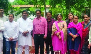 शहर में आवारा मवेशी व कुत्तों का आतंक, शिक्षकों ने महापौर को सौंपा ज्ञापन