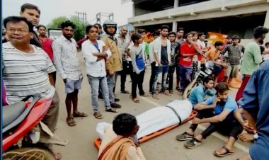 मशीन में दबने से श्रमिक की मौत, शव सड़क पर रख ग्रामीणों ने किया प्रदर्शन