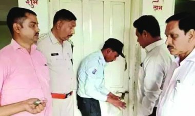 अवैध बारूद फैक्ट्री में जिला प्रशासन की दबिश