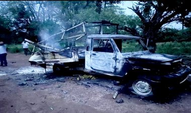 नक्सलियों ने जिओ नेटवर्क के वाहनों को किया आग के हवाले