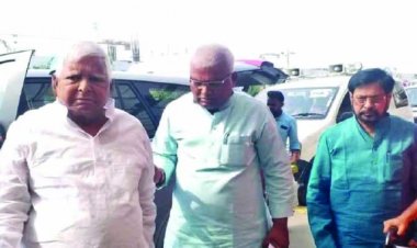 रेलवे भर्ती घोटाला: लालू के ओएसडी रहे भोला यादव गिरफ्तार, बिहार में चार जगहों पर CBI की छापेमारी जारी