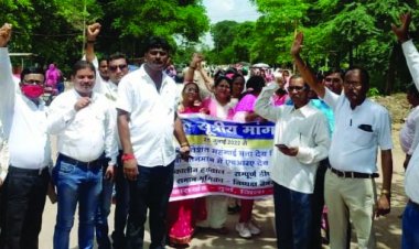 शिक्षक संवर्ग ने अनिश्चित कालीन आंदोलन के तीसरे दिन रैली निकालक कलेक्टर को  सौपा ज्ञापन