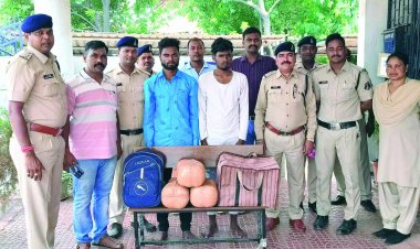 रेल्वे स्टेशन के पार्किंग से 2 गांजा तस्कर गिरफ्तार