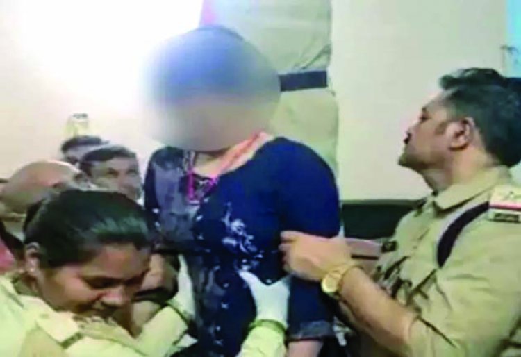 हेड कांस्टेबल सहित परिवार के लोगों पर अपराध दर्ज