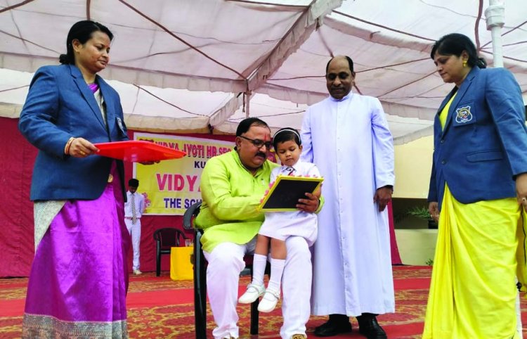 बच्चों को करवाया अक्षारंभ लेखन