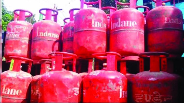 महंगाई का एक और झटका, 50 रुपये महंगी हुई LPG