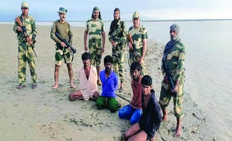 दस नौकाओं के साथ चार पाकिस्तानी गिरफ्तार