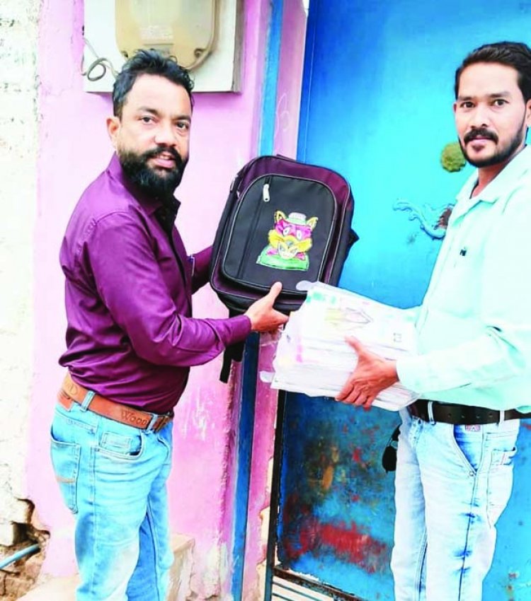 कॉपी-किताब पाकर बच्चों के चेहरे पर आई मुस्कान