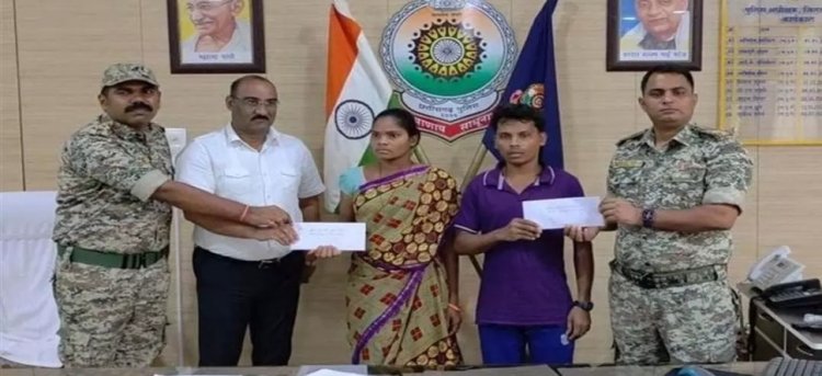 5 लाख इनामी नक्सली दंपति ने किया आत्मसमर्पण