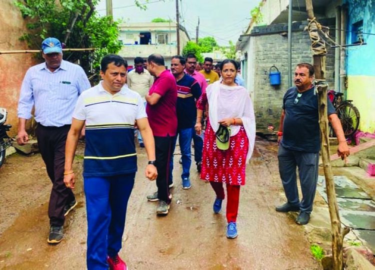 डेंगू नियंत्रण के कार्य में लापरवाही बरतने वाले सुपरवाइजर को लगाई फटकार