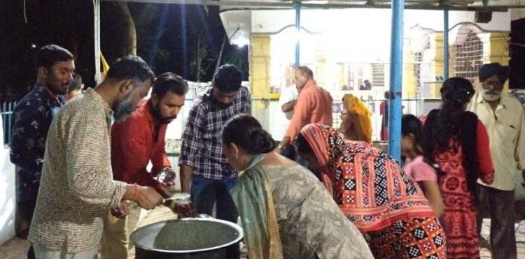 पार्षद अनूप दे ने गुरुजनों से लिया आशीर्वाद, बाटे खीर