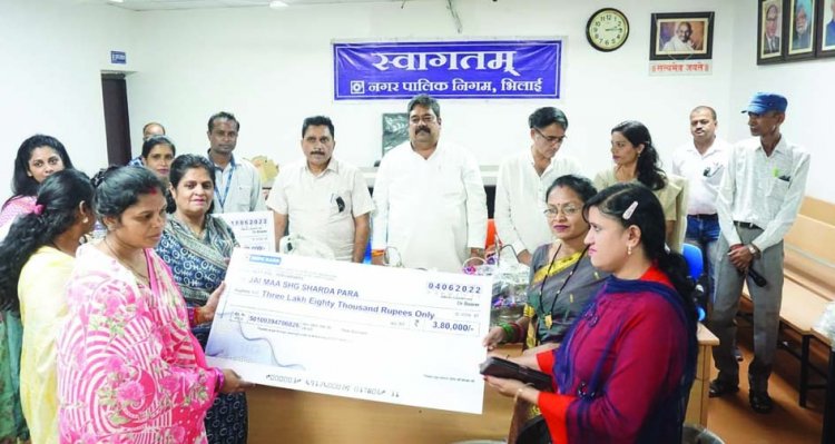 व्यवसाय में बढ़ोतरी के लिए महापौर नीरज पाल ने स्व सहायता समूह की महिलाओं को दिया लाखों का चेक