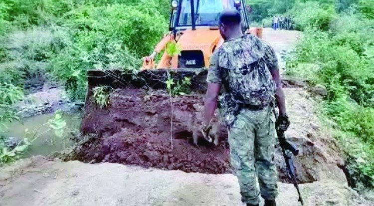 नक्सलियों ने काटी सड़क, अग्निपथ योजना के विरोध में चस्पाया बैनर-पोस्टर