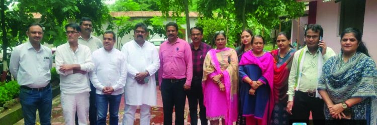 शहर में आवारा मवेशी व कुत्तों का आतंक, शिक्षकों ने महापौर को सौंपा ज्ञापन