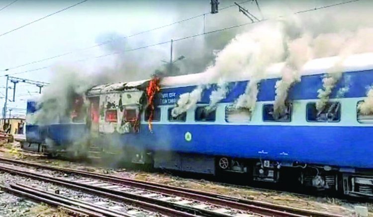 कौन करेगा भरपाई? अग्निपथ के आंदोलन में उपद्रवियों ने फूंक डाले रेलवे के 259 करोड़