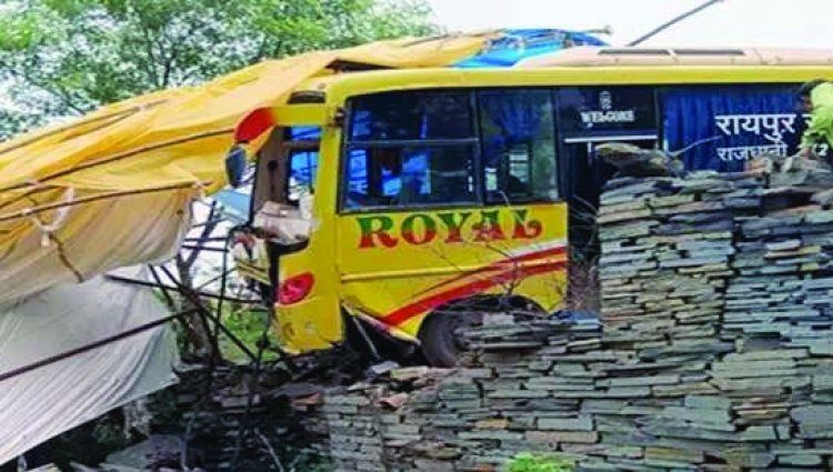 हाइवा ने खड़ी बस को मारी ठोकर,2 पुलिसकर्मी समेत 7 लोग घायल, प्रधान आरक्षक की हालत नाजुक