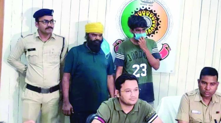 लाखों की शराब के साथ 2 तस्कर गिरफ्तार, कुम्हारी के जतिन्दर ने दिया था शराब खपान