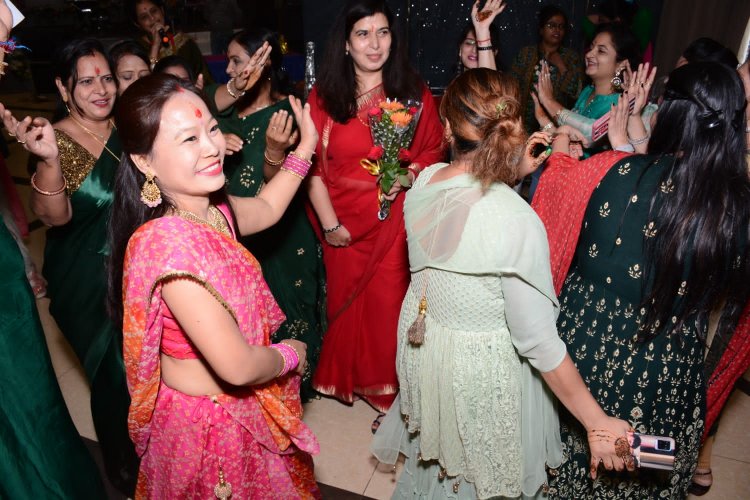 सरोज के नेतृत्व में सावन महोत्सव पर झूमी महिलाएं