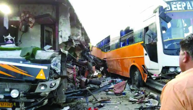 भीषण सड़क हादसा में 8 की मौत, दो दर्जन से अधिक लोग हुए घायल