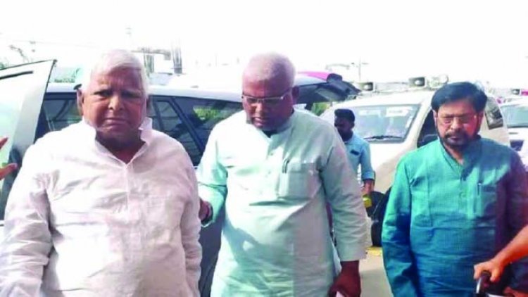 रेलवे भर्ती घोटाला: लालू के ओएसडी रहे भोला यादव गिरफ्तार, बिहार में चार जगहों पर CBI की छापेमारी जारी
