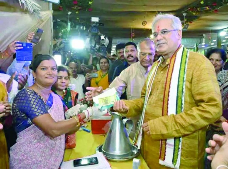 मुख्यमंत्री भूपेश बघेल ने की गोमूत्र खरीदी शुरुआत की