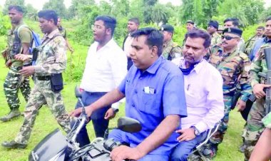 शराब माफिया के खिलाफ मंत्री ने किया जंग का ऐलान, खुद बाइक पर बैठ छापा मार रहे झारखंड के मंत्री