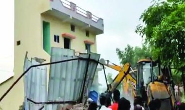 प्रशासन ने नहीं हटाया शासकीय जमीन से कब्जा तो ग्रामीणों खुद चलवा दिया बुलडोजर