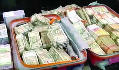 क्लर्क निकला 'कुबेर', घर से मिल चुके 85 लाख रुपए कैश