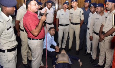 दुर्ग पुलिस के जवानों और अधिकारियों  को दिए गए आपातकाल के दौरान जान बचाने की टिप्स