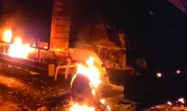 पोकलेन और शिफ्टर वाहन को नक्सलियों ने किया आग के हवाले