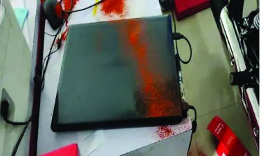 मिर्च पाउडर डालकर बाइक शोरूम में 75 लाख की चोरी चोरी