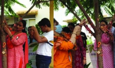 विद्यार्थियों व प्राध्यापकों ने पेड़ों को बांधा रक्षा सूत्र