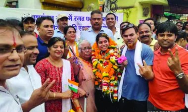 कॉमनवेल्थ गेम में सिल्वर मेडल जीतकर लौटी दुर्ग की आकर्षी कश्यप का जोरदार स्वागत
