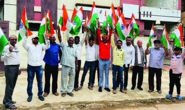 प्रदेश साहू संघ ने मदर टेरेसा नगर में बांटे घर-घर  तिरंगा झंडा