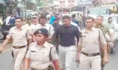 बीच सड़क पर युवक को बेरहमी से पिटाई करने वाले बाउंसर गिरफ्तार, पुलिस ने निकाली जुलूस