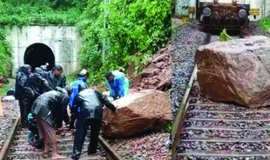 चलती ट्रेन के सामने रेलवे ट्रैक पर गिरा चट्टान, बड़ा हादसा टला