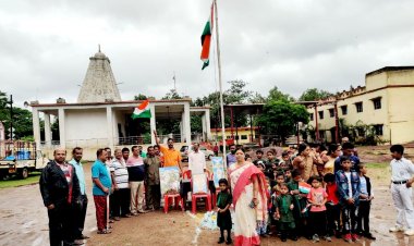 कालीबाड़ी प्रांगण में ध्वजारोहण कर शहीदों को किया नमन
