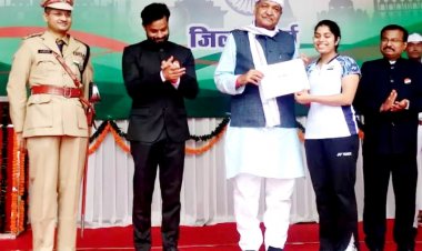 दुर्ग जिले में उल्लेखनीय एवं विशेष कार्य करने वाले अधिकारी व कर्मचारियों का मंत्री चौबे ने किया सम्मान, देखिए विभागों की सूची