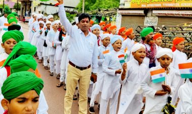 ध्वजारोहण कर स्वतंत्रता सेनानियों के संघर्षों को किया याद